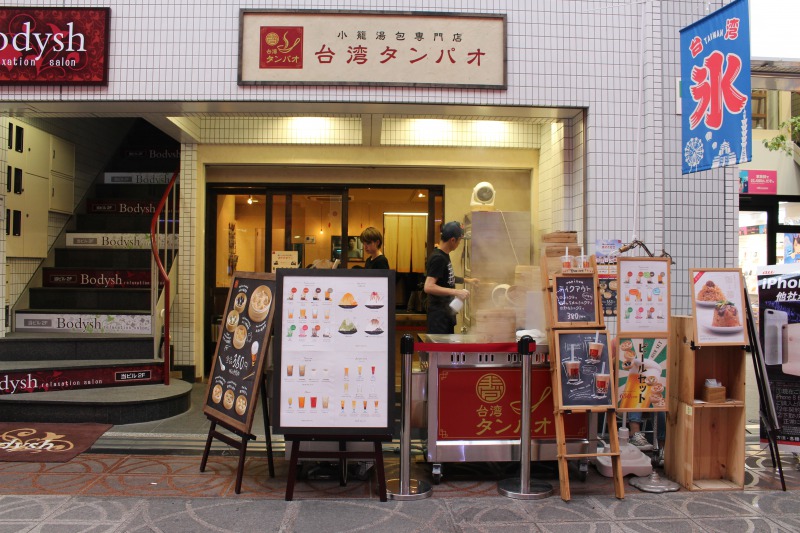 店内顾客有单身女性，也有全家一同光临，为了让每个人都能好好享受台湾小笼包的美味，便以亲民的价格贩售。
