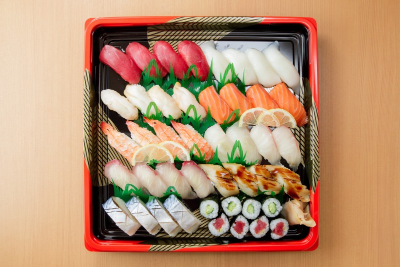 人気の握り寿司を職場やご自宅でも、＜松＞1,000円（税別）一人前～ご注文頂けます。写真は4人前