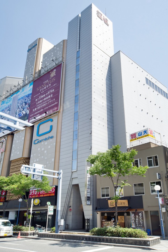 從JR大阪站步行8分鐘就能到達。離大阪希爾頓飯店很近。