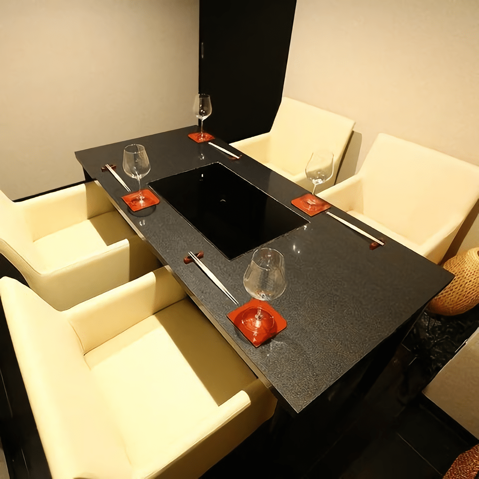 A cozy private room is also ready for guests who would like to enjoy their dishes in a relaxing atmosphere.<br />
<br />
【Instagram】<br />
https://www.instagram.com/washokuyakiniku_kazuya<br />
<br />
【Contact】<br />
washokuyakiniku.kazuya@gmail.com<br />
*Please make a reservation by e-mail or phone in advance.<br />
