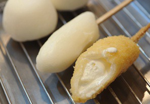 Dessert kushikatsu “ice cream kushikatsu” is popular among female customers.