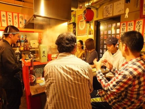 Counter seats would be a great option to enjoy conversations with staff members and other customers. Relaxing tatami rooms and booths (38 seats in total) are also available on the second floor.